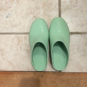 Like new calzuro clogs